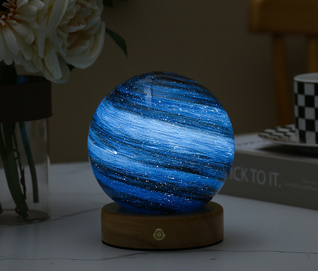 MoonGlow - Enchanting moon lamp with celestial design and soft ambient light