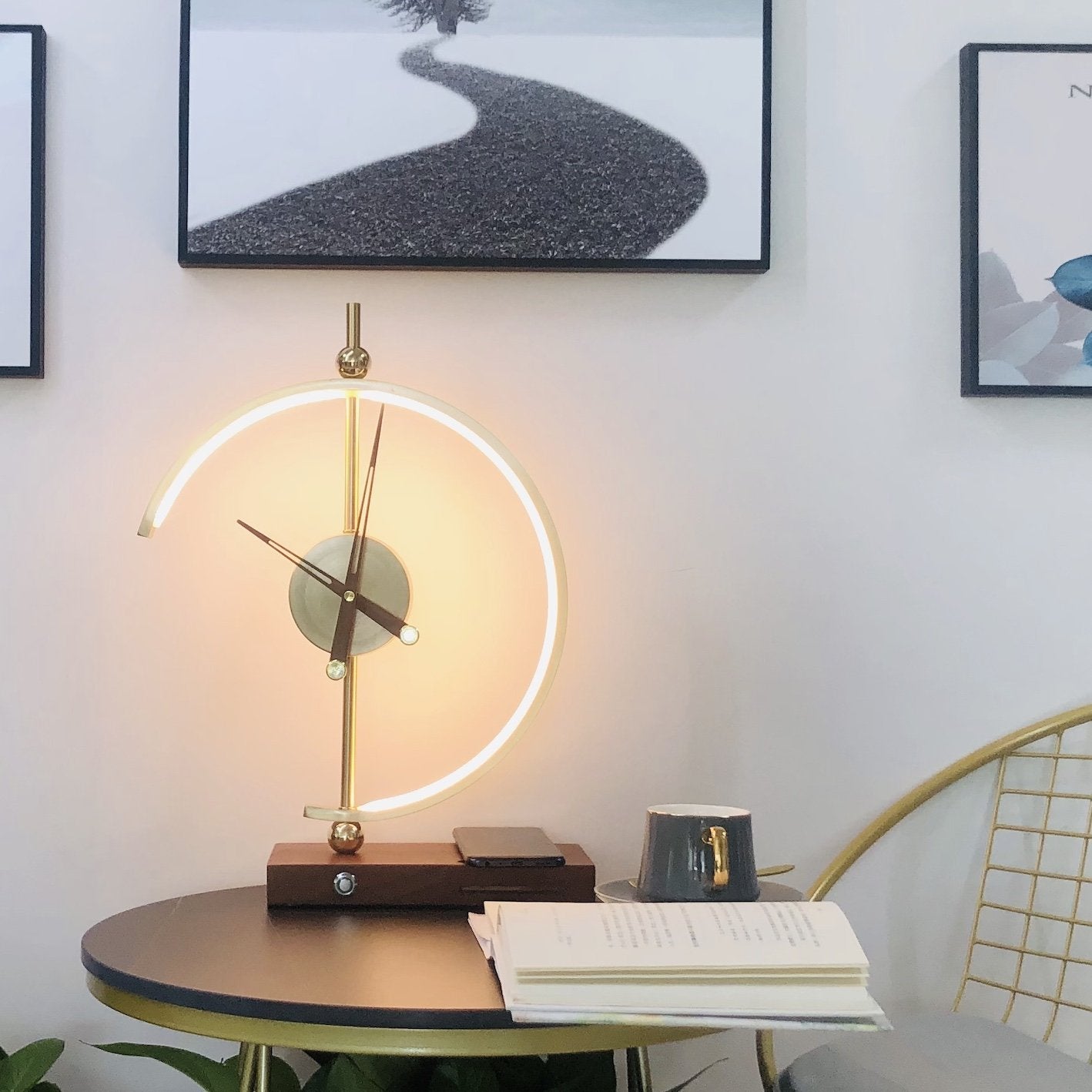 GlowClock - Stylish Clock Lamp with Wireless Charging and Energy-Efficient Lighting