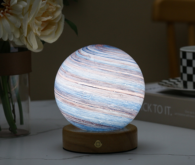 MoonGlow - Enchanting moon lamp with celestial design and soft ambient light