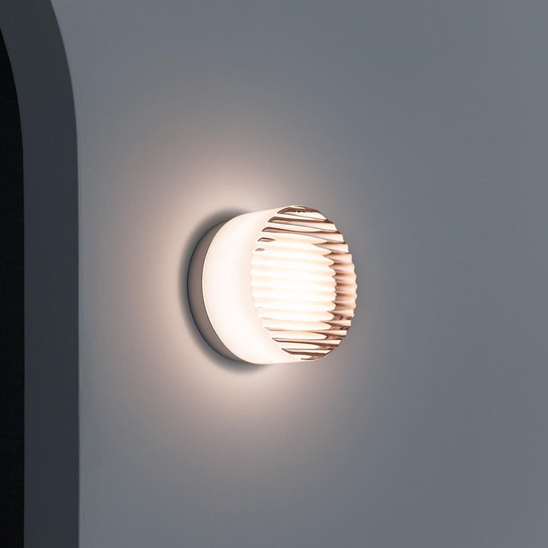 LumiGlow – Modern Round LED Wall Light with Frosted Glass Diffuser